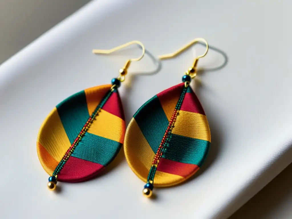 Accesorios de moda sostenible: elegantes pendientes de retazos de tela multicolor, con patrón abstracto y fondo blanco