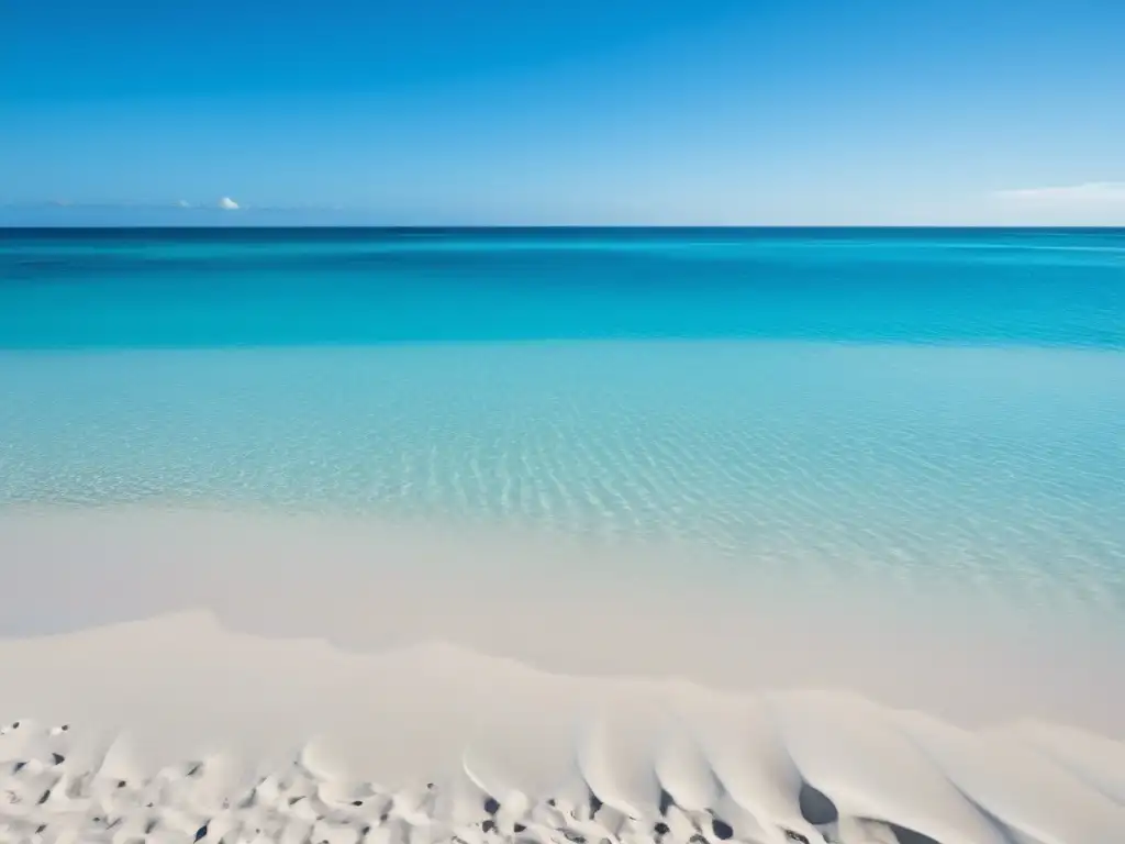 Playa virgen con agua cristalina, arena blanca y cielo azul